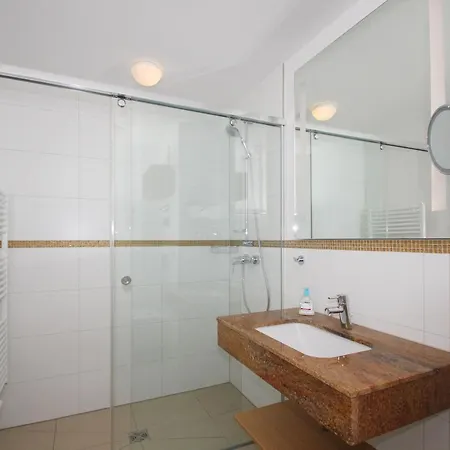 Strandnahe Mit Balkon, Gratis Nutzung Vom Ahoi Erlebnisbad Und Sauna In Sellin - Rex Rugia 30-5 アパート